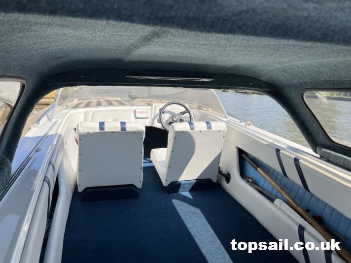 2000 Broom Scorpio Day Boat (With Trailer)