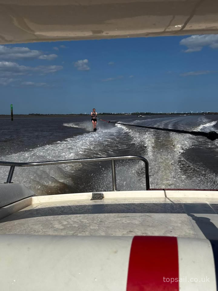 Broom Capricorn Speed Boat
