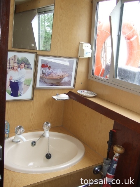 1984 Connoisseur 42 Motor Cruiser (Ideal Liveaboard!)
