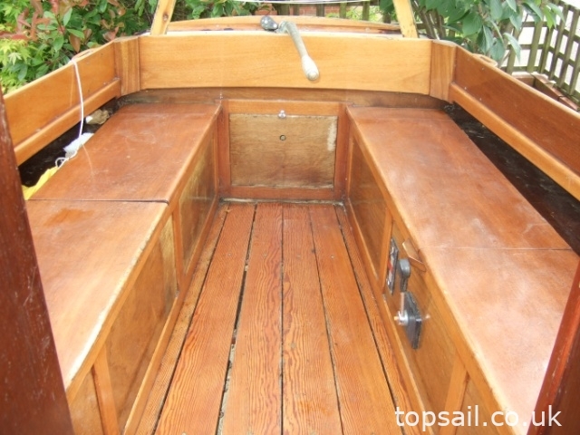 1988 Farrington 25 River Cruiser