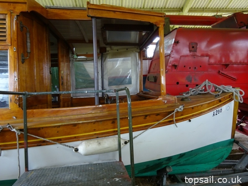 1900 Classic Edwardian Cabin Launch & Trailer