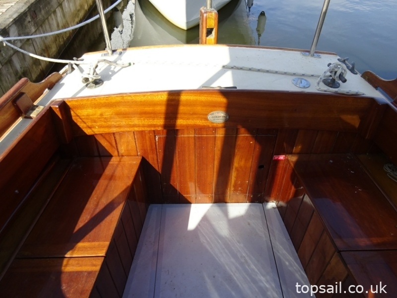 1990 Finesse 24 Motor Cruiser