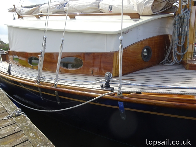 1998 Native 31 River Cruiser Class Yacht