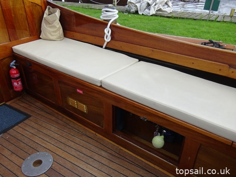 1998 Native 31 River Cruiser Class Yacht