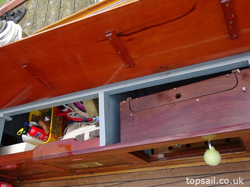1998 Native 31 River Cruiser Class Yacht