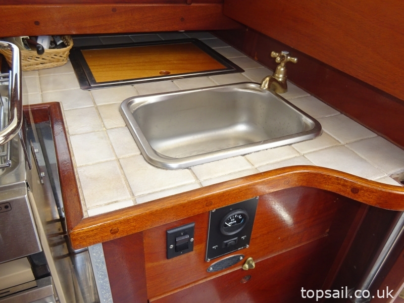 1998 Native 31 River Cruiser Class Yacht