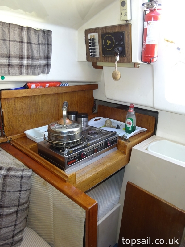 1986 Pegasus 800 & Trailer (Lifting Keel, Heads Compartment!)