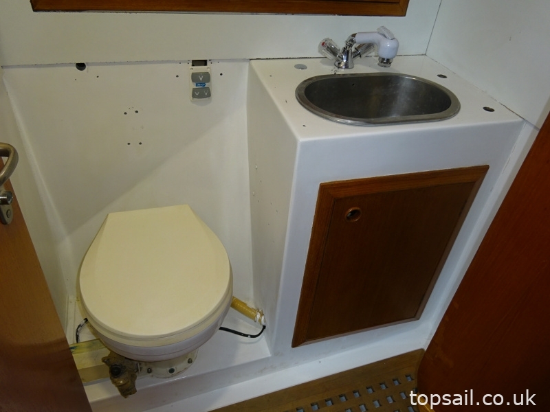 1987 Oyster 406DS (Deck Saloon)