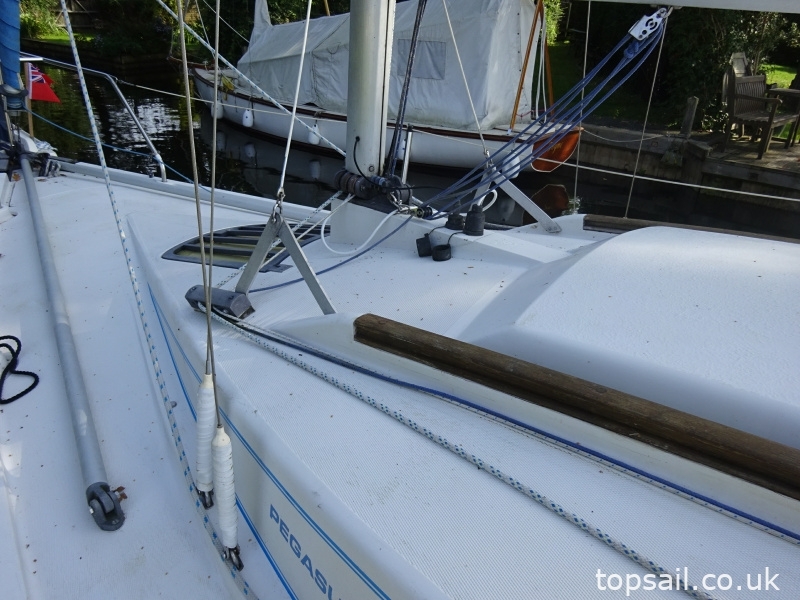 1987 Pegasus 700 (Shallow Fin Keel, Diesel Inboard!)
