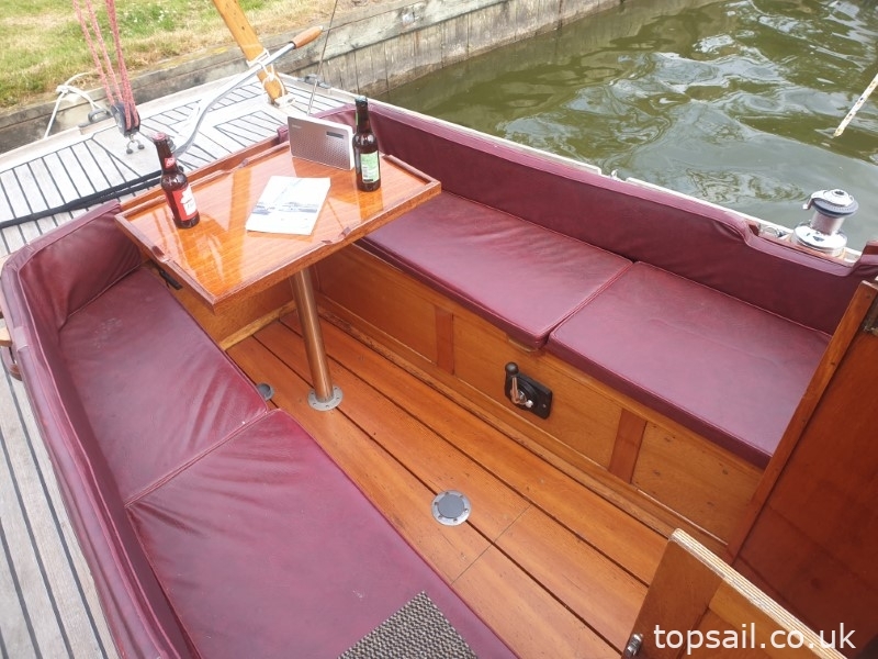 1986 Farrington 25 River Cruiser
