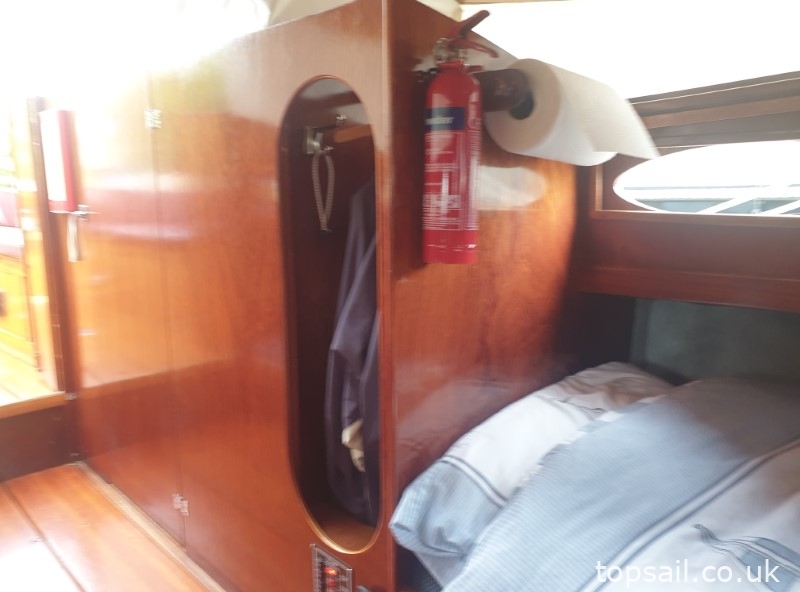 1986 Farrington 25 River Cruiser