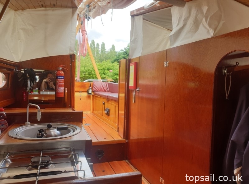 1986 Farrington 25 River Cruiser
