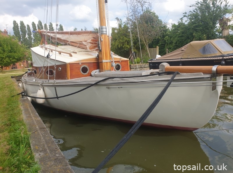 1986 Farrington 25 River Cruiser