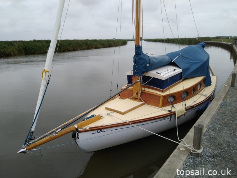 1997 Herbert Woods Elanco 28 River Cruiser #340 (GRP Hull)